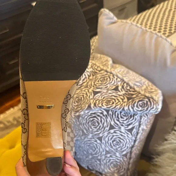 Gucci Authentication Card with Cream and Brown Accents - Picture 7 of 8